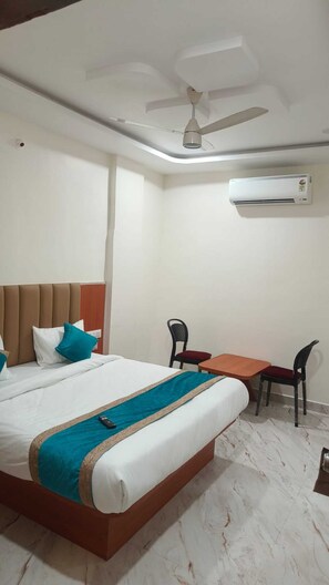 Rom – classic | Safe på rommet, skrivebord og skrivebord for bærbar PC