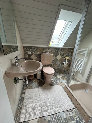 Hair dryer, towels, soap, toilet paper - Vacation apartment with separate kitchen,  (Aukrug)