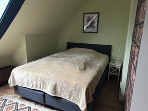 1 habitación, tabla de planchar con plancha, wifi gratis y ropa de cama