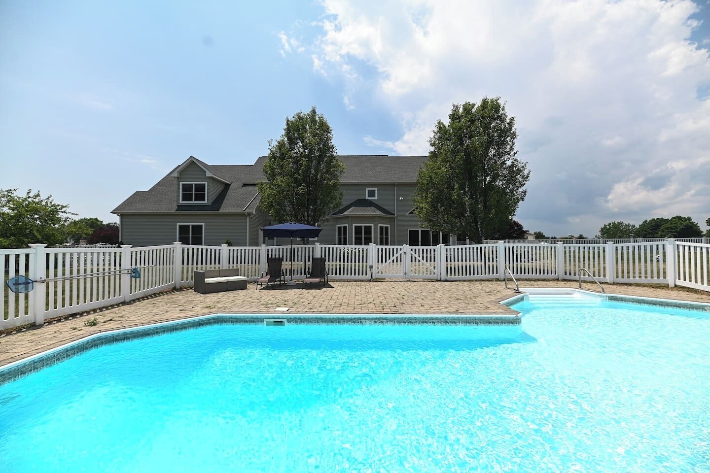 Peaceful house with 5 bedrooms & pool