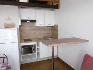 Køleskab, mikrobølgeovn, kogeplade, kaffe-/temaskine
