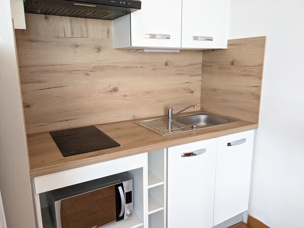 Fridge, microwave, stovetop, coffee/tea maker