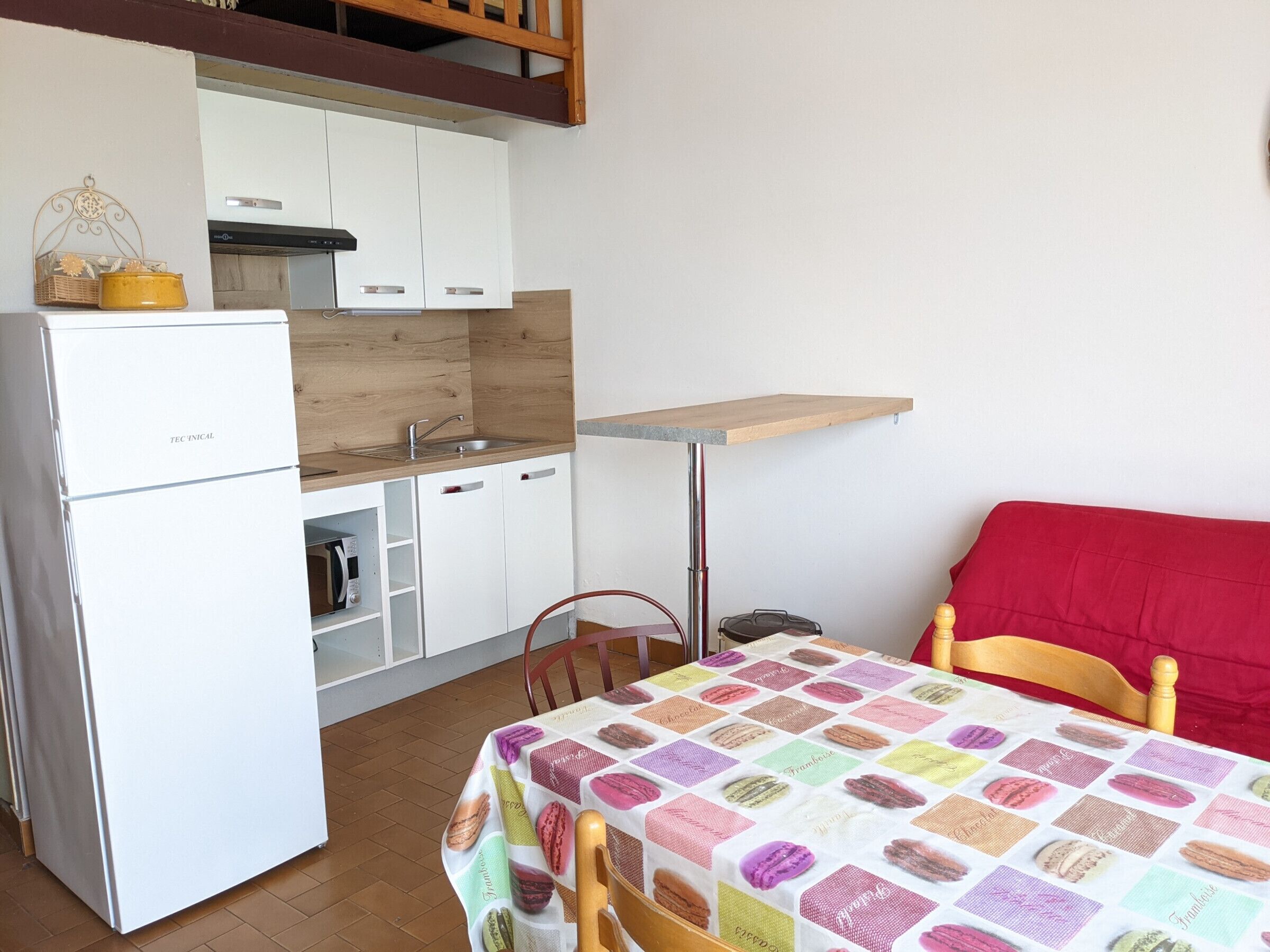 Kühlschrank, Mikrowelle, Herdplatte, Wasserkocher mit Kaffee-/Teezubehör