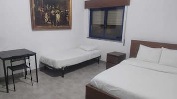 Deluxe Triple Room, 1 Bedroom | Desk, soundproofing, iron/ironing board, free WiFi