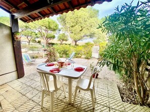 屋外ダイニングエリア