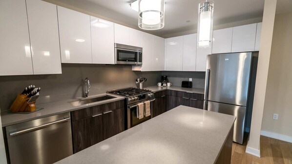 Een koelkast, een magnetron, een oven, een kookplaat