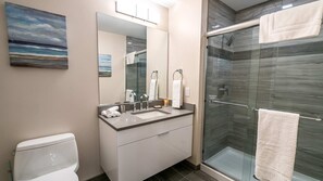 Douche, sèche-cheveux, serviettes fournies