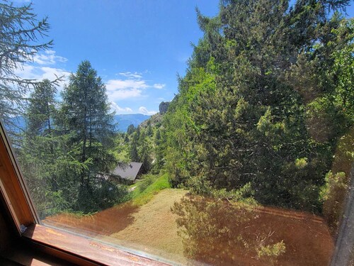 Charming 6-Person Apartment - Ski/Trail Access, Modern Amenities, No Pets