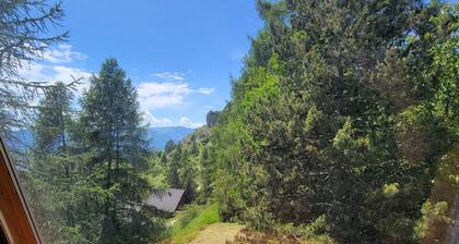Charming 6-Person Apartment - Ski/Trail Access, Modern Amenities, No Pets
