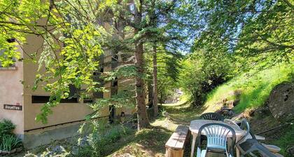 Charming 6-Person Apartment - Ski/Trail Access, Modern Amenities, No Pets