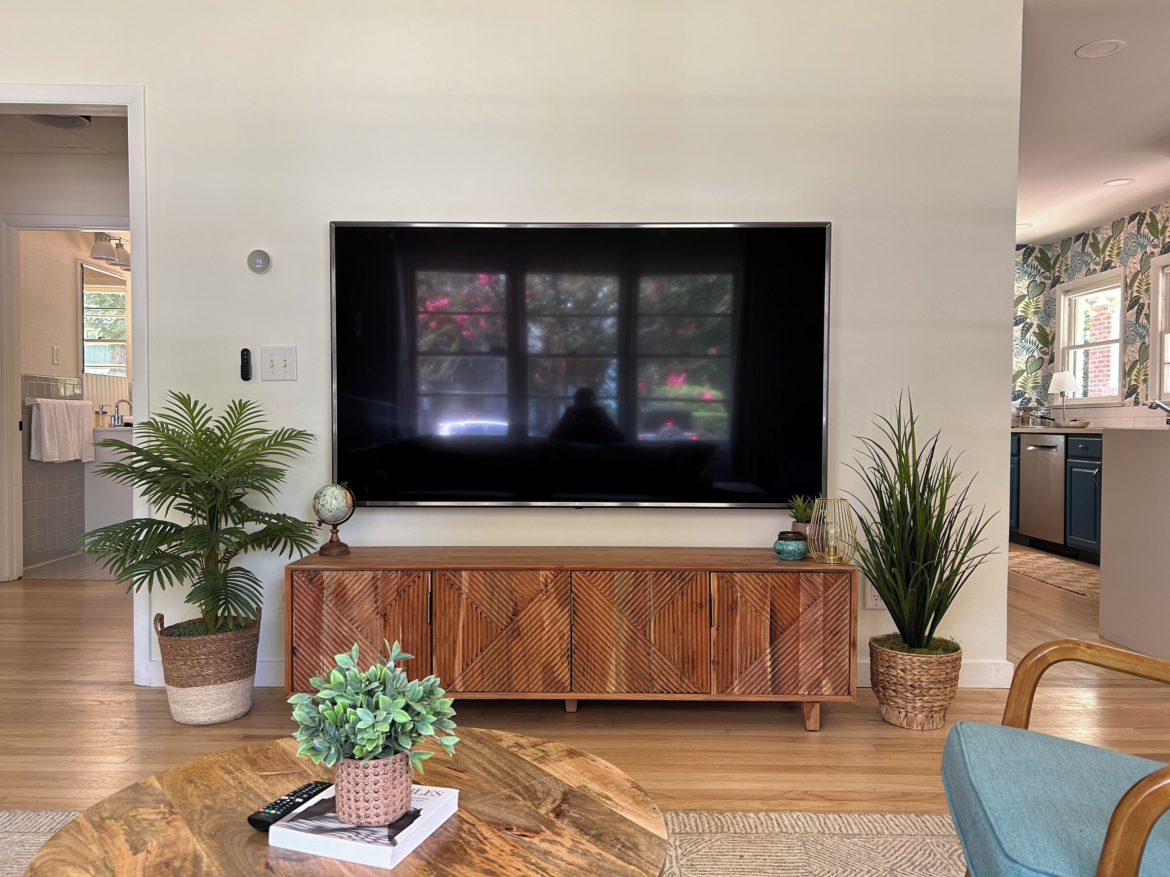 Smart TV, computer monitors