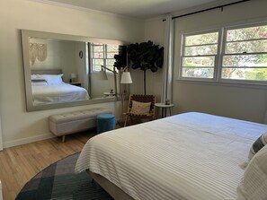 3 bedrooms, desk, iron/ironing board, free WiFi - Walkable neighborhood! The Sun House - Entire home to yourself (Atlanta)