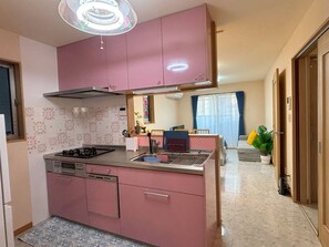 Kühlschrank, Mikrowelle, Herdplatte, Geschirrspüler