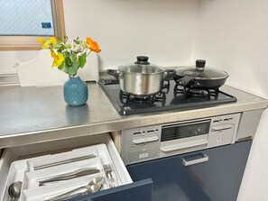 Fridge, microwave, stovetop, dishwasher