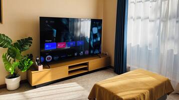 3 bedrooms, desk, iron/ironing board, free WiFi