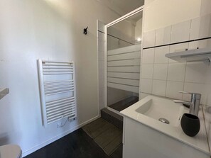 Bathroom - Studio loft near Minimes port, quiet area in La Rochelle (La Rochelle)