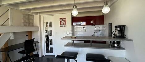 冷蔵庫、電子レンジ、コンロ、コーヒー / ティーメーカー