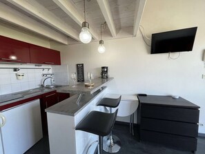 Fridge, microwave, stovetop, coffee/tea maker