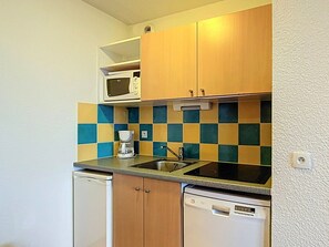 Kylskåp, mikrovågsugn, spishäll och diskmaskin