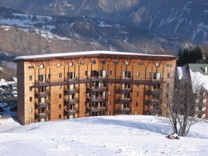 Exterior - Bright apartment, ski-in ski-out access, balcony (Le Corbier)