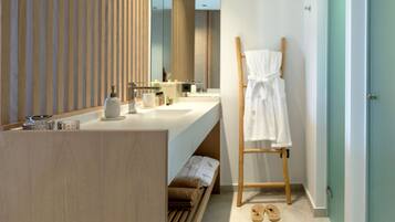 Superior Room, Balcony | Bathroom