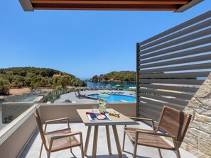 Habitación estándar, balcón, vistas al mar | 1 dormitorio, caja fuerte, escritorio y cortinas opacas