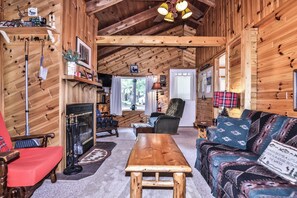 Smart TV, fireplace, DVD player - Estrold's Resort- Birch Cabin (St. Germain)