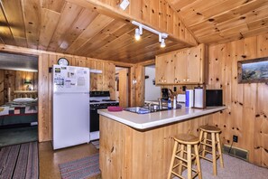 Fridge, microwave, oven, stovetop - Estrold's Resort- Driftwood Cabin (St.Germain)