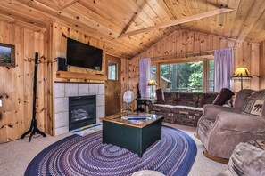 Smart TV, fireplace, DVD player, ping pong - Estrold's Resort- Driftwood Cabin (St.Germain)
