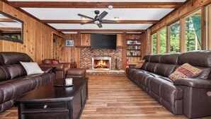 Smart TV, fireplace, DVD player - Estrold's Resort- Main Lodge (St.Germain)
