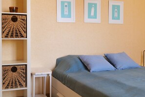 2 bedrooms, travel cot, free WiFi, bed sheets