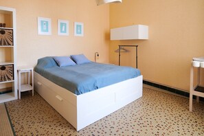 2 bedrooms, travel cot, free WiFi, bed sheets
