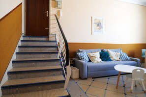 Een televisie en boeken