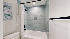 Ducha, secador de pelo, toallas