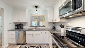 Kylskåp, mikrovågsugn, ugn och spishäll