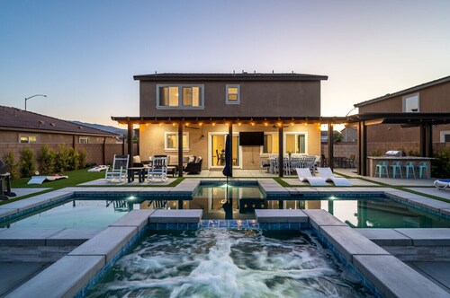 Entertainer`s Paradise | Luxe Pool + Game Room