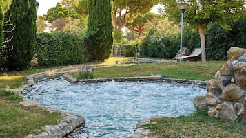 Een binnenzwembad, een seizoensgebonden buitenzwembad