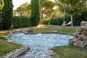 Una piscina techada, una piscina al aire libre de temporada