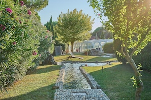 Piscina interna, piscina externa sazonal