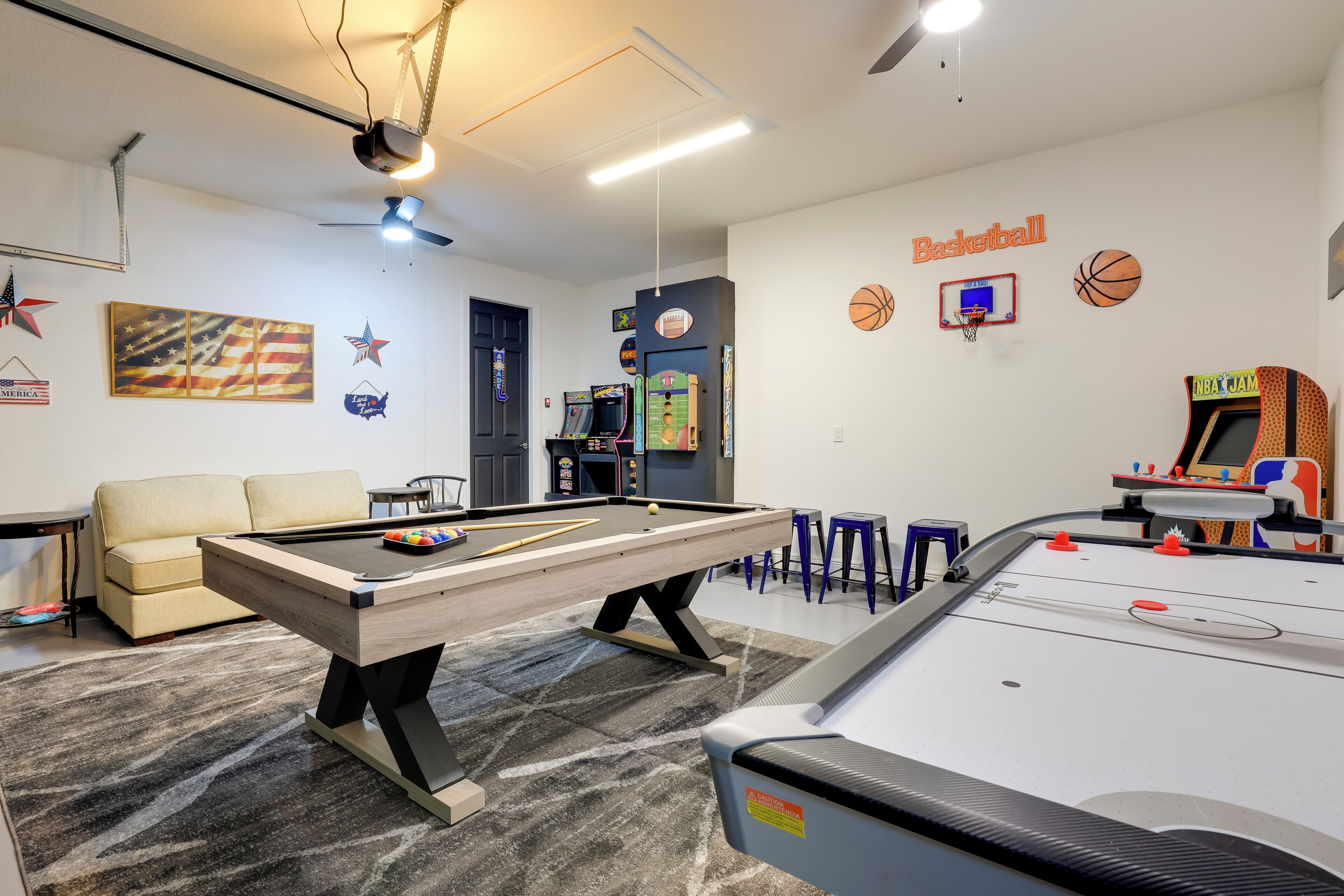 Una sala de recreación con mesa de billar, mesa de futbolín y juegos de arcade.