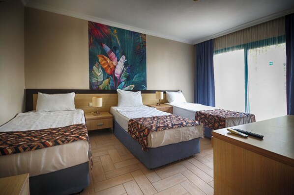 Quarto triplo standard | Roupas de cama premium, cofres nos quartos, roupa de cama