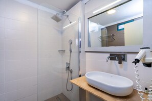 Chuveiro, chuveiro com efeito de chuva, secador de cabelo