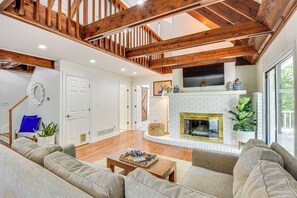 House (2 Bedrooms) | Interior - Waterfront Gainesville Home w/ Private Boat Dock! (Gainesville)