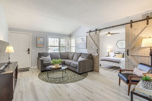 Pool Access & Mtn Views: Palm Springs Retreat!