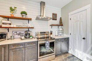 Apartment (2 Bedrooms) | Interior - 1 Mi to Old Town: Cheerful Bluffton Townhome! (Bluffton)