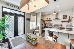 Apartment (2 Bedrooms) | Interior - 1 Mi to Old Town: Cheerful Bluffton Townhome! (Bluffton)