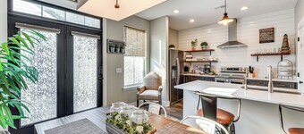 1 Mi to Old Town: Cheerful Bluffton Townhome!