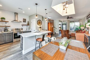 Apartment (2 Bedrooms) | Front of property - 1 Mi to Old Town: Cheerful Bluffton Townhome! (Bluffton)