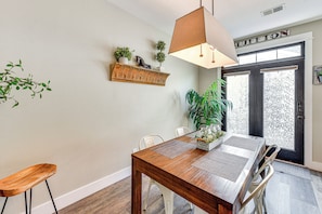 Apartment (2 Bedrooms) | Interior - 1 Mi to Old Town: Cheerful Bluffton Townhome! (Bluffton)