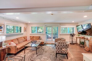 Living area - Family-friendly Richmond Cottage w/ Private Yard (Richmond)